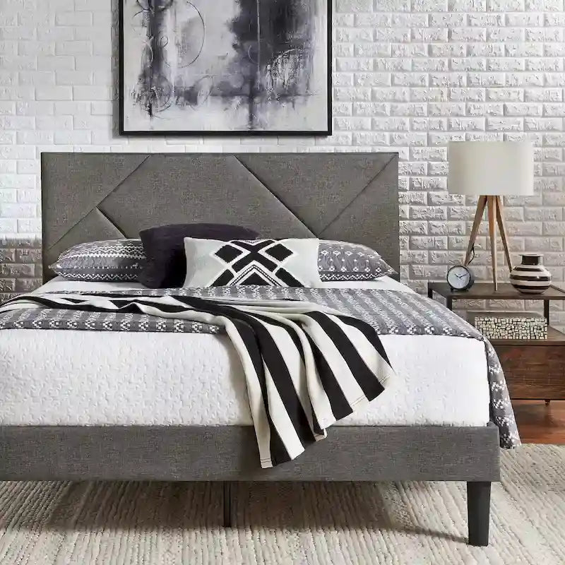 Lit plateforme rembourré avec tête de lit géométrique