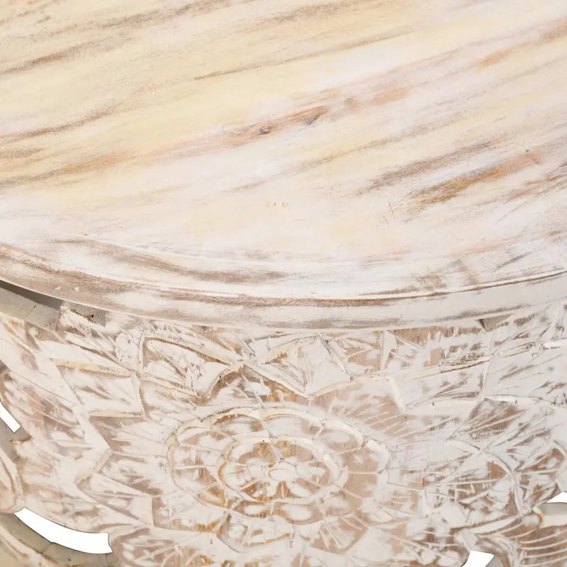 Table basse ronde en bois de manguier avec motifs floraux sculptés